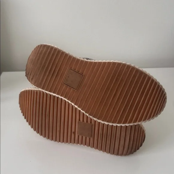 Dolce Vita Dolen Cream and Black Casual Shoes 7.5/8 - Picture 3 of 8